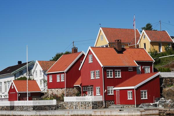 røde trehus og hvite stakittgjerder i skjærgården