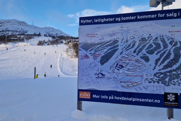 skibakke med skilt