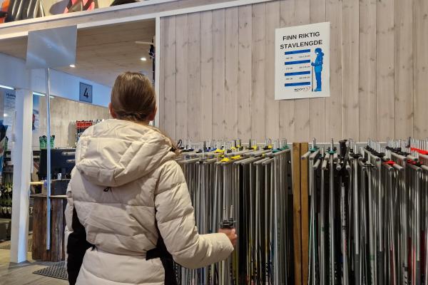 jente foran ski