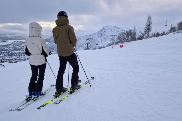to mennesker i skibakken