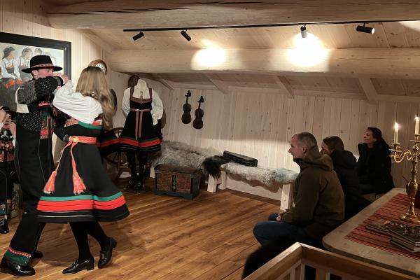 folk som danser i setesdalsbunad