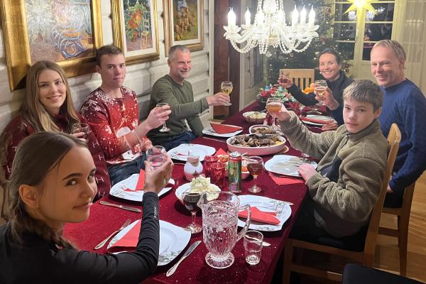 mennesker rundt frokostbordet