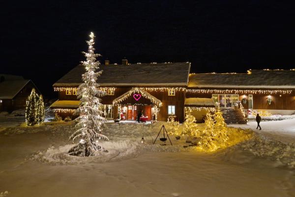 julepyntet hus i mørket