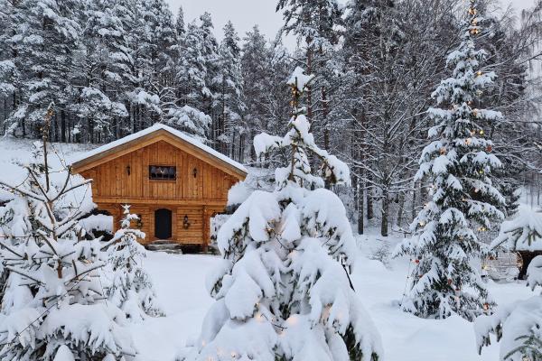 stabbur i snøen