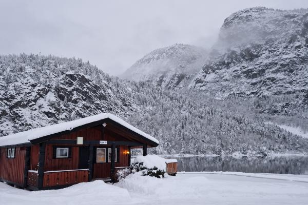 hytte i vinterlandskap