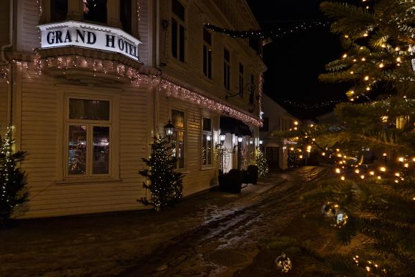 grand hotell i flekkefjord by night