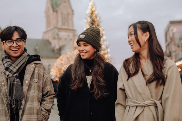 tre ungdommer i julebyen