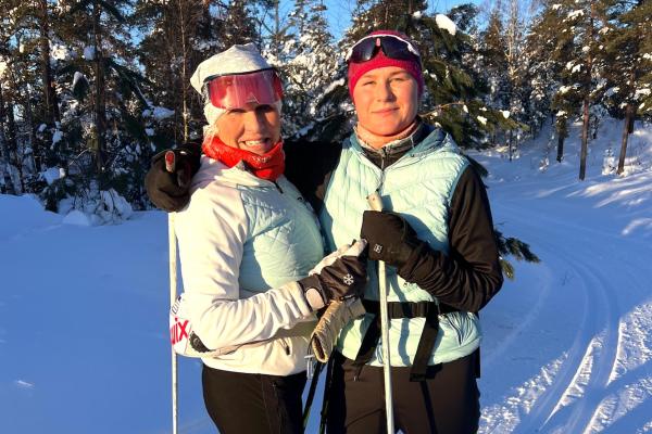 to damer på ski