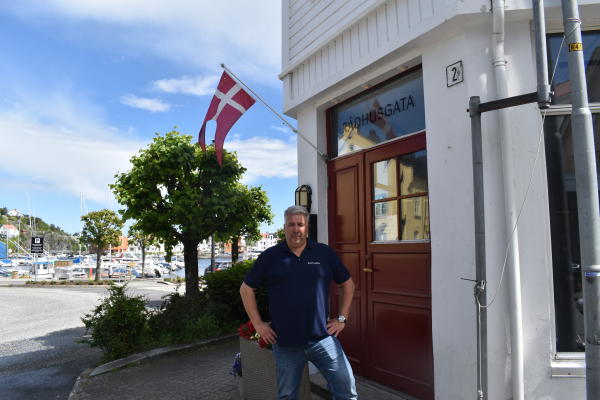 mann foran dør til restaurant