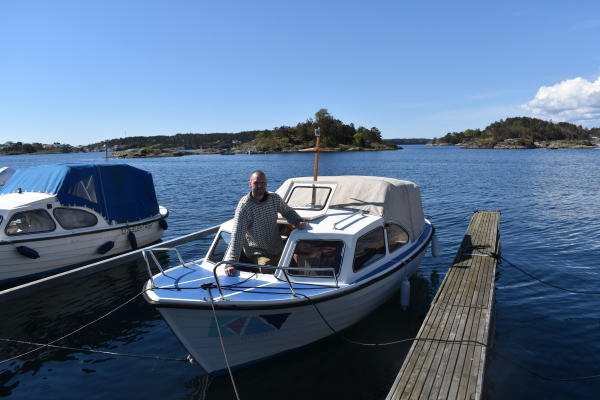 mann i båt i skjærgården