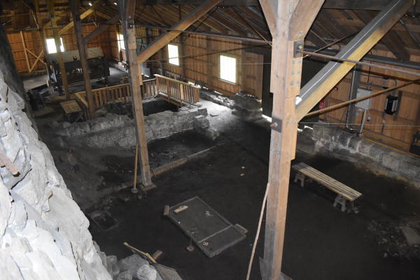 en stor hall i stein