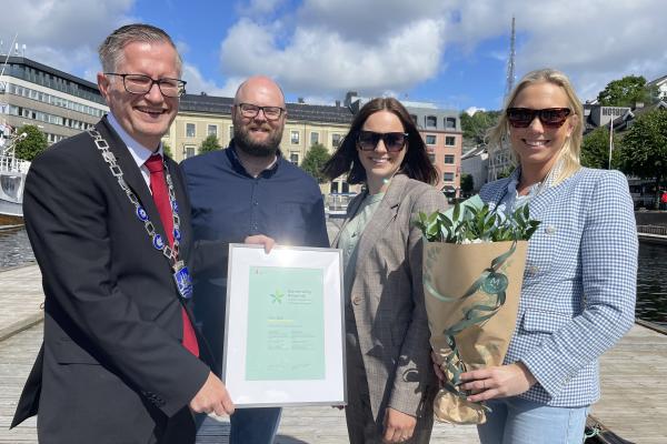 fire mennesker med diplom