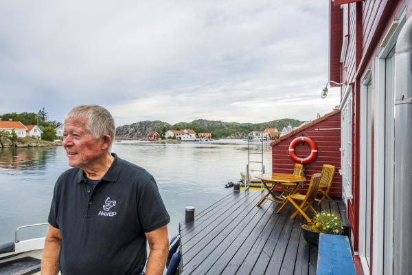 mann på brygga
