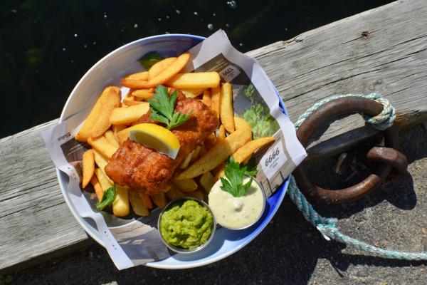 Hos Oss restaurant på bryggekanten i Lillesand serverer fish and chips