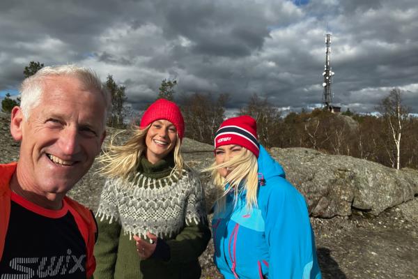 tre personer på fjelltur