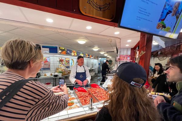 mennesker foran fiskedisk