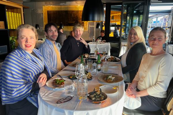 mennesker som spiser middag