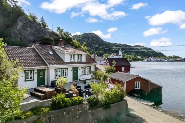 hvitt hus nær sjøen