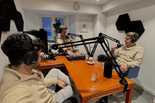 tre stykker som spiller inn podkast