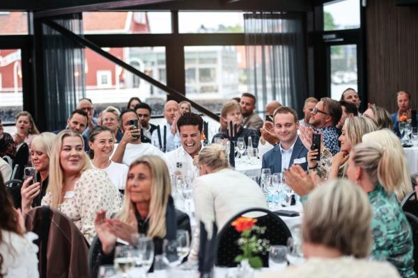 mennesker i festsal