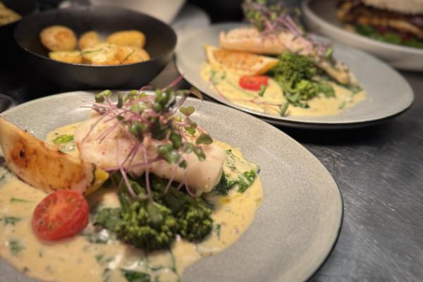 flere tallerkner med en fiskerett