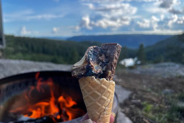 bål og kjeks med sjokolade