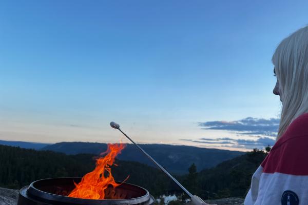 grilling av marshmallow på bål