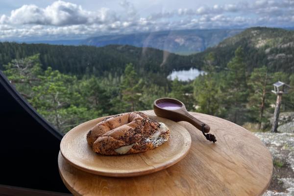 frokost foran utsiktsvindu