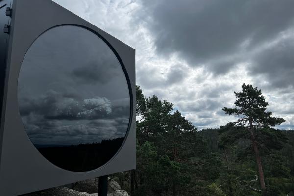 birdbox man kan overnatte i med rundt vindu