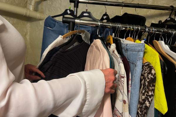 klær på second hand butikk