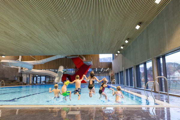 Children jumping into the pool in Kvinebadet