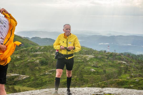 mann i gul topp på et fjell