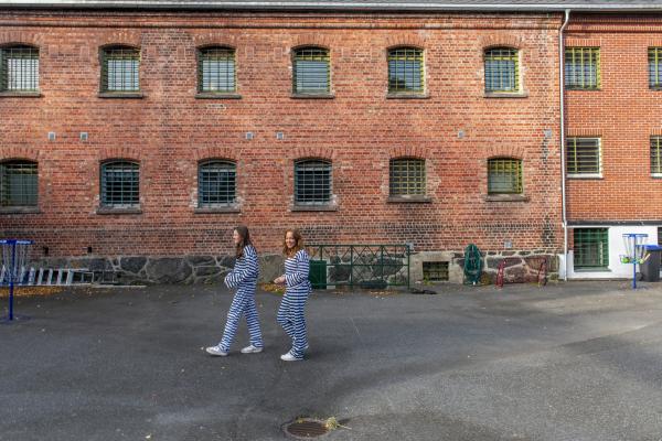 to fanger i luftegård i fengsel