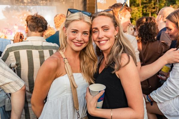 to jenter på festival