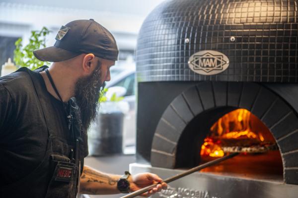 Thomas Gale lager pizza i Pizzeria Comunale - Arendal Street Food - Arendal