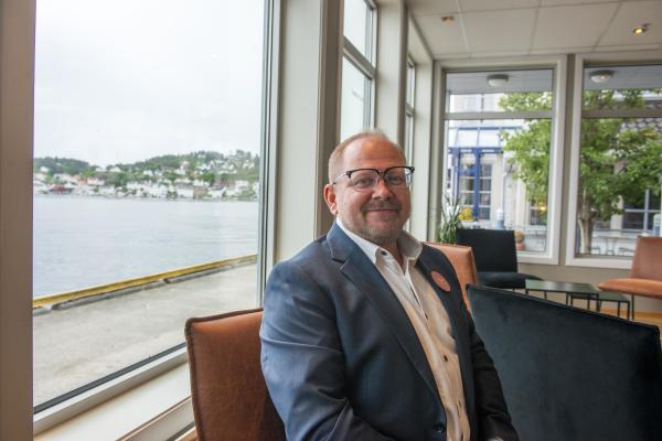 mann som sitter ved vindu