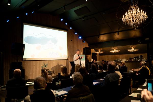 mennesker på konferanse