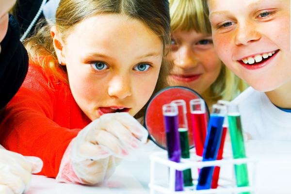 Kids experimenting with colourful vials in Arendal's science centre