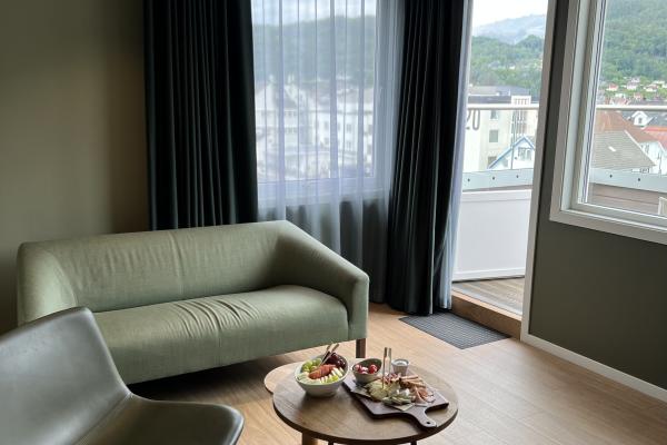 rom med sofa