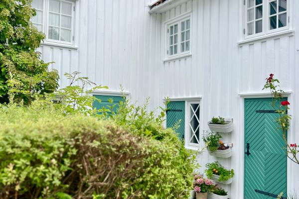 hvitt hus med grønn dør