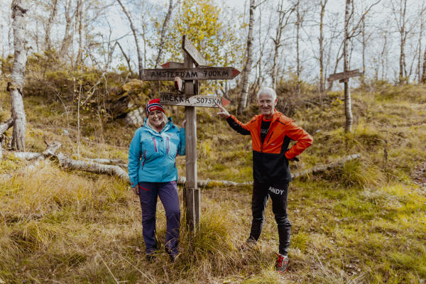to personer på tur i skogen