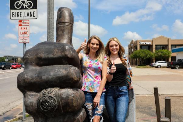 Gig 'Em Statue