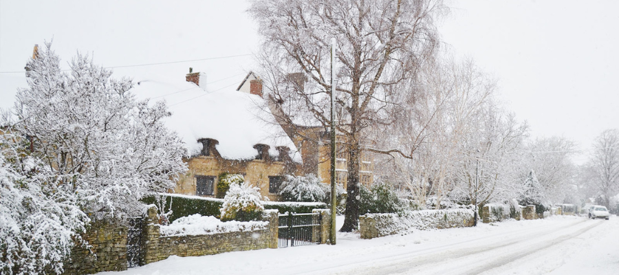Snowy scene of the cotswolds