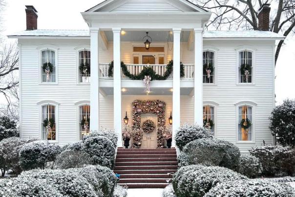 Decatur Christmas Tour of Homes home all decorated for Christmas.