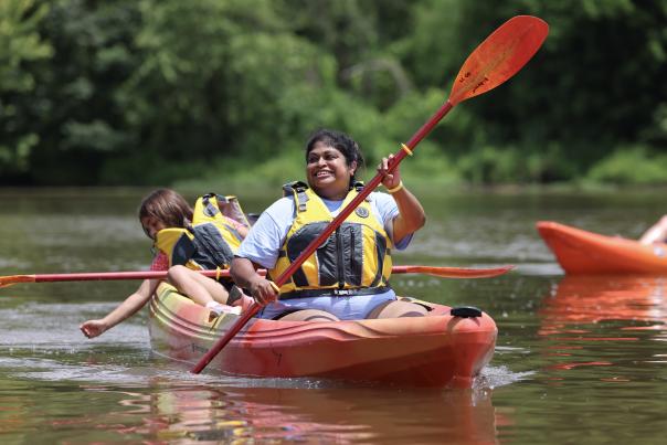 girls kayaking on the tennessee river