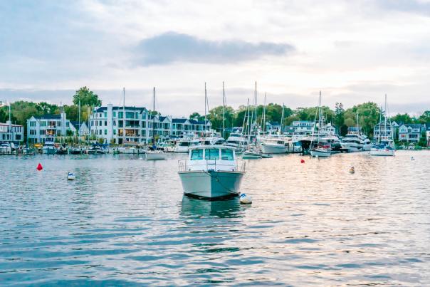 boat streaming away from Annapolis Waterfront hotel