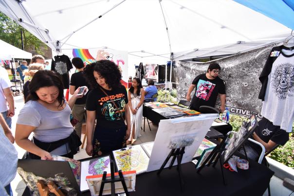 A group of shoppers and artisans at Alley Art Festival in Aurora, Illinois