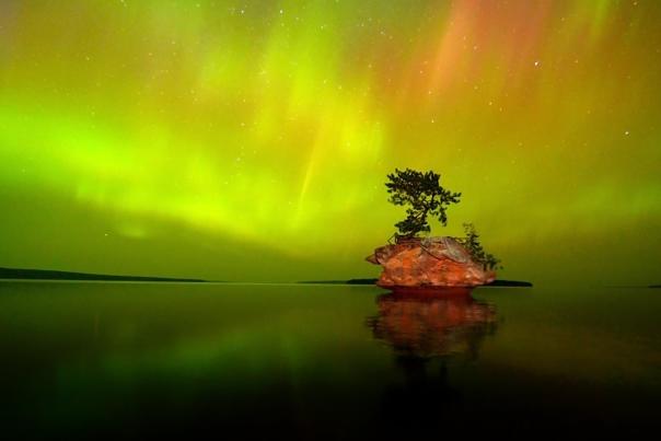 Northern Lights at Honeymoon Rock_Photo Credit Jeff Rennicke
