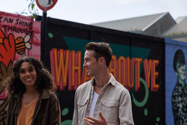 couple walking by Street-art