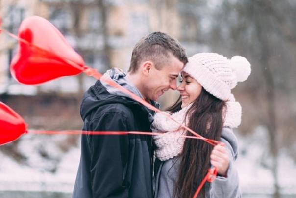 valentines-day-couple-with-balloons